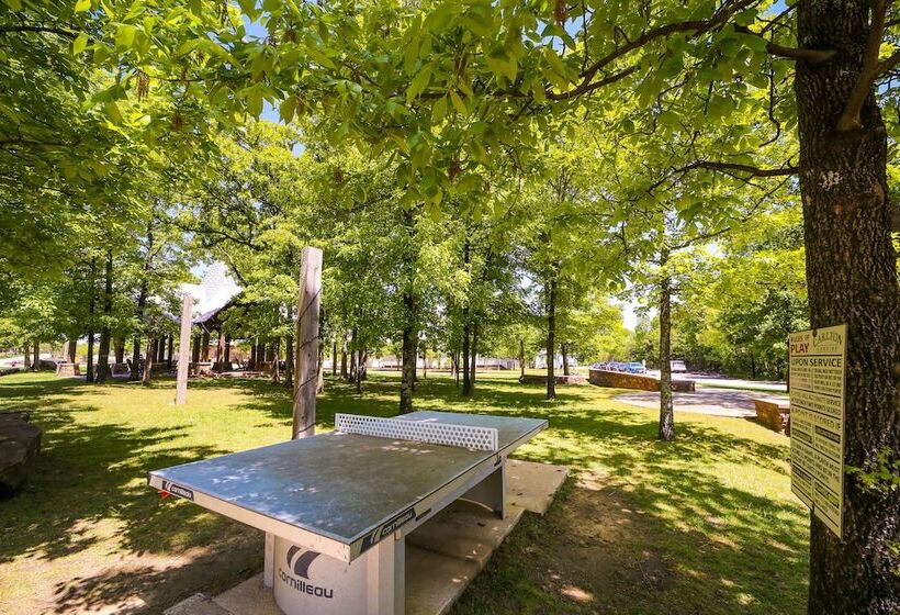 Cozy Carlton Landing Home Pools & Lake Access