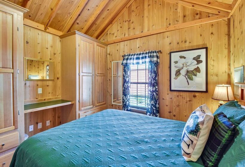 Cozy Dillard Cabin W/ Mountain Views & Pool Access