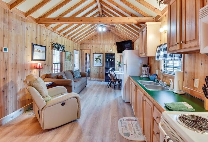 Cozy Dillard Cabin W/ Mountain Views & Pool Access