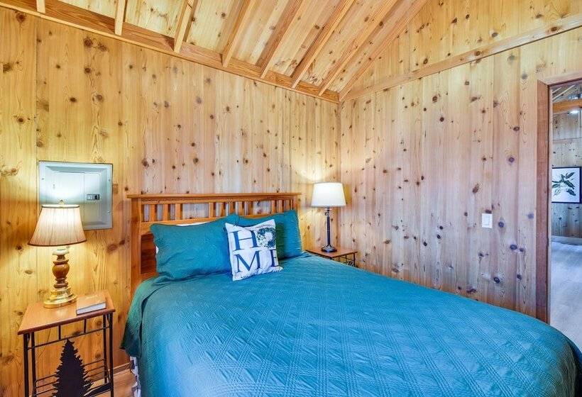 Cozy Dillard Cabin W/ Mountain Views & Pool Access