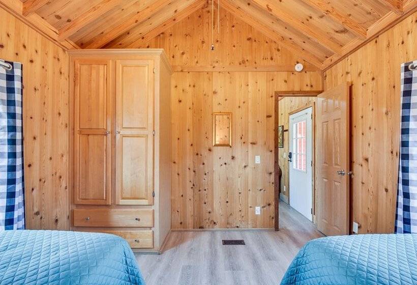 Cozy Dillard Cabin W/ Mountain Views & Pool Access