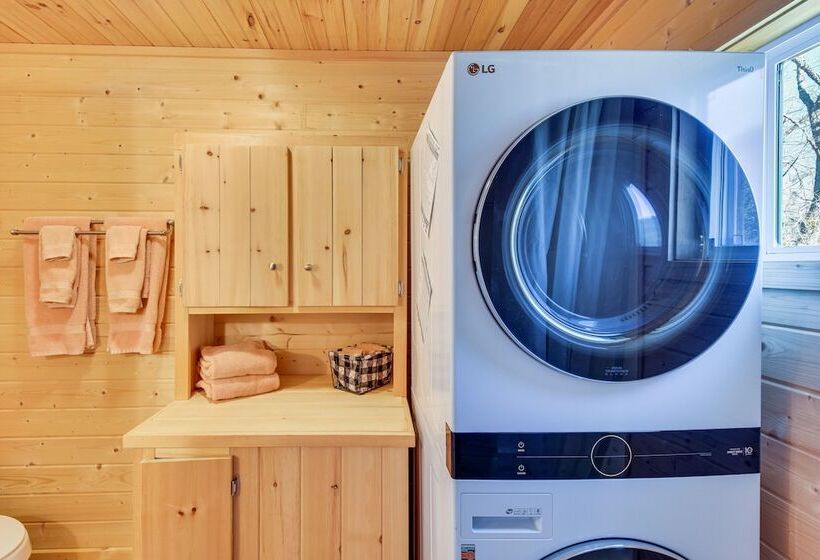 Cozy Dillard Cabin W/ Mountain Views & Pool Access