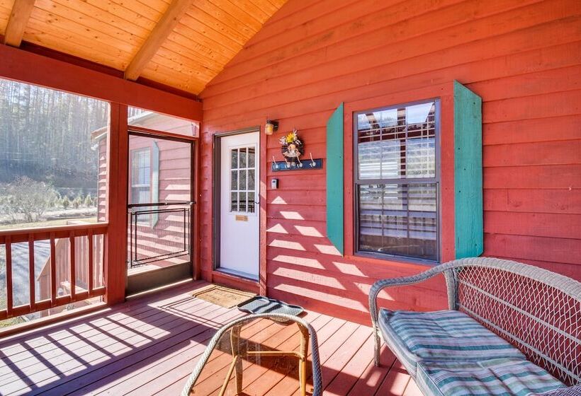 Cozy Dillard Cabin W/ Mountain Views & Pool Access