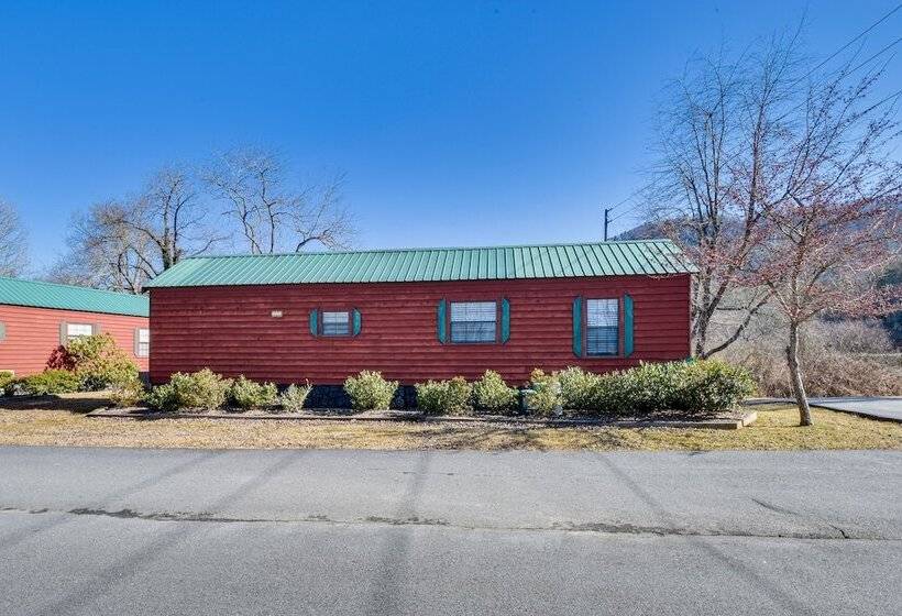 Cozy Dillard Cabin W/ Mountain Views & Pool Access