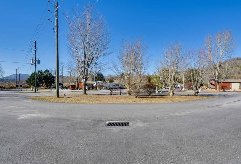 Cozy Dillard Cabin W/ Mountain Views & Pool Access