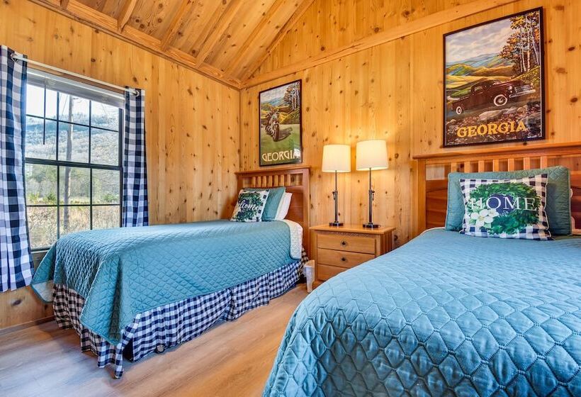 Cozy Dillard Cabin W/ Mountain Views & Pool Access