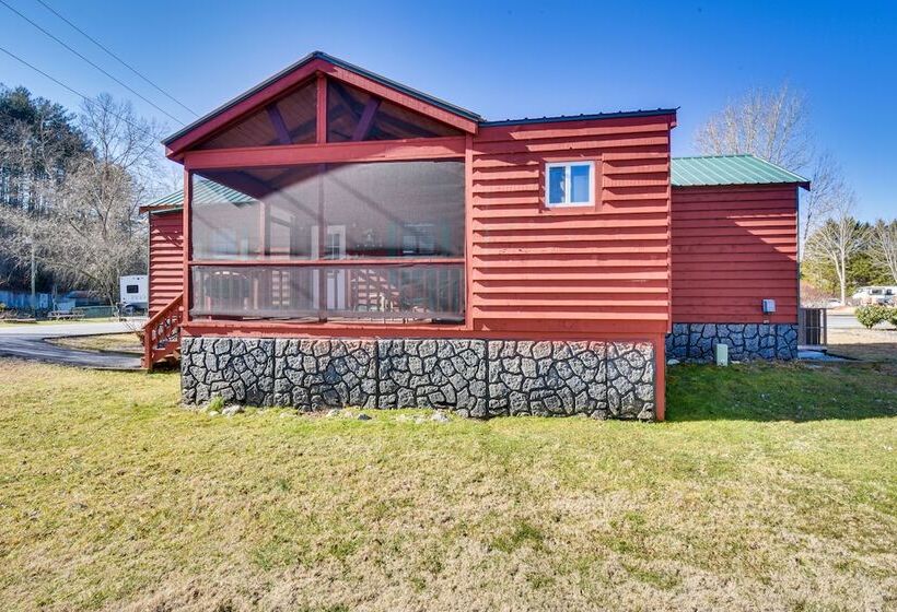 Cozy Dillard Cabin W/ Mountain Views & Pool Access