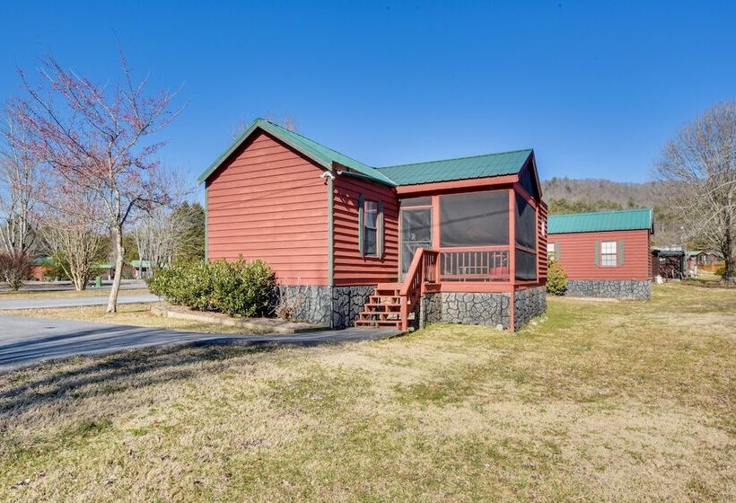 Cozy Dillard Cabin W/ Mountain Views & Pool Access