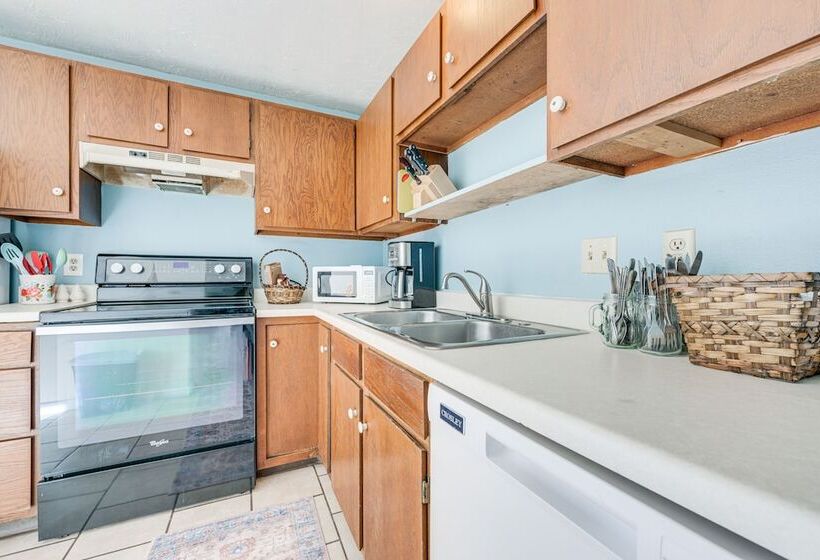 Dog Friendly Montana Home W/ Deck & Fenced In Yard