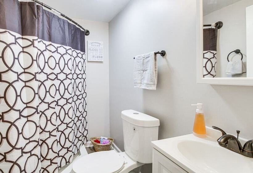 Gladstone Retreat W/ Gas Grill + Fire Pit