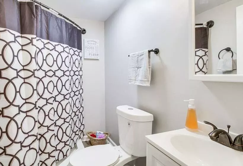 Gladstone Retreat W/ Gas Grill + Fire Pit