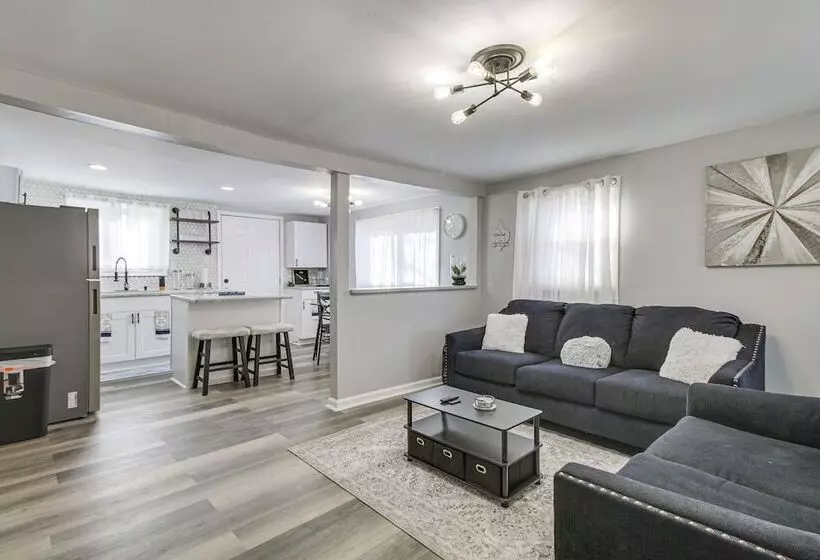 Gladstone Retreat W/ Gas Grill + Fire Pit