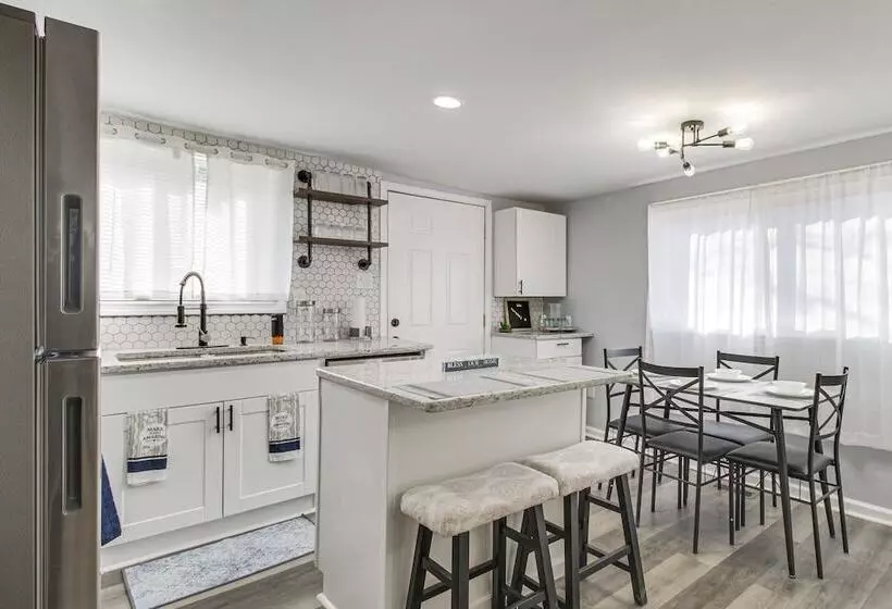 Gladstone Retreat W/ Gas Grill + Fire Pit