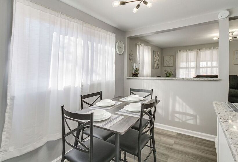 Gladstone Retreat W/ Gas Grill + Fire Pit