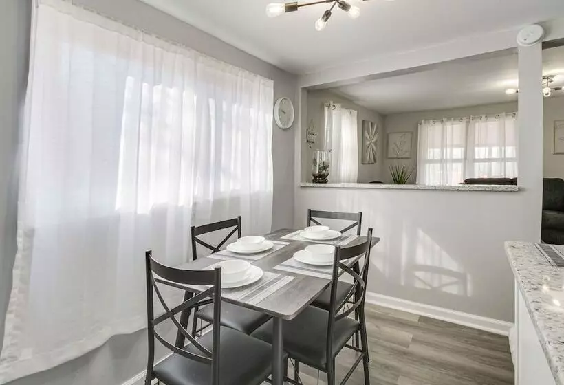 Gladstone Retreat W/ Gas Grill + Fire Pit