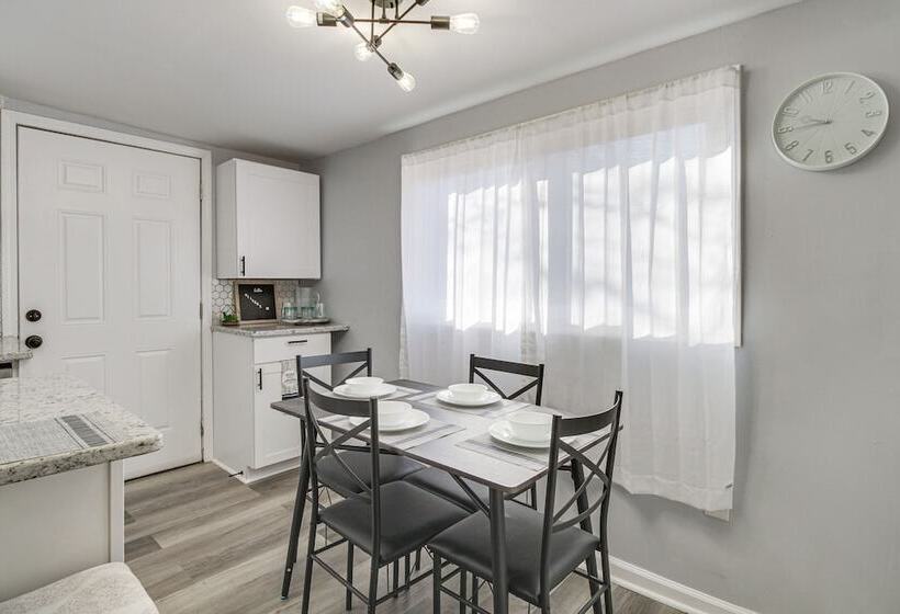 Gladstone Retreat W/ Gas Grill + Fire Pit