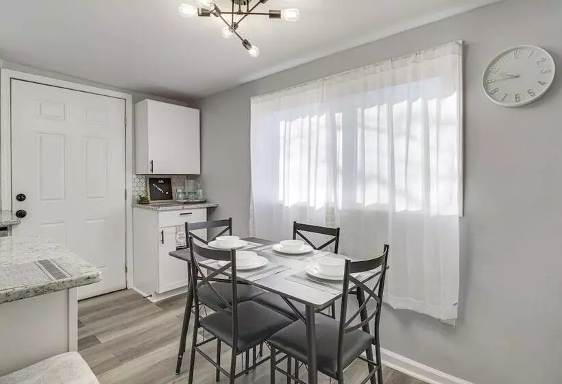 Gladstone Retreat W/ Gas Grill + Fire Pit