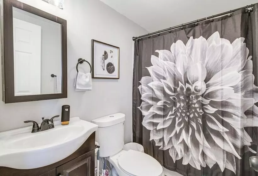 Gladstone Retreat W/ Gas Grill + Fire Pit