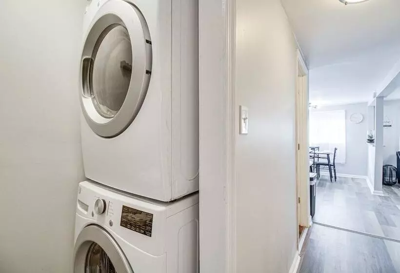 Gladstone Retreat W/ Gas Grill + Fire Pit