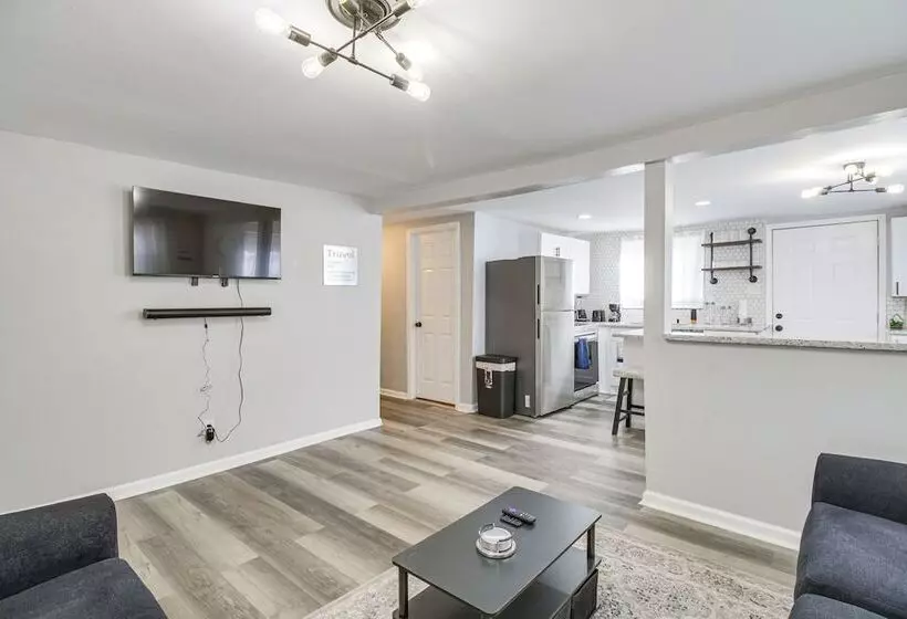 Gladstone Retreat W/ Gas Grill + Fire Pit