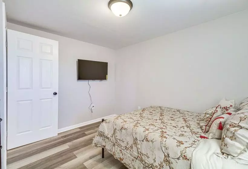 Gladstone Retreat W/ Gas Grill + Fire Pit