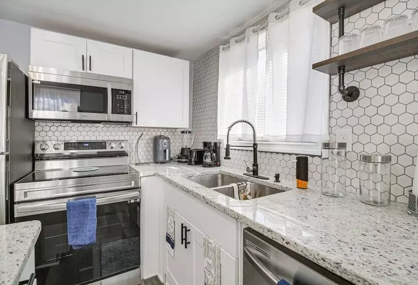 Gladstone Retreat W/ Gas Grill + Fire Pit