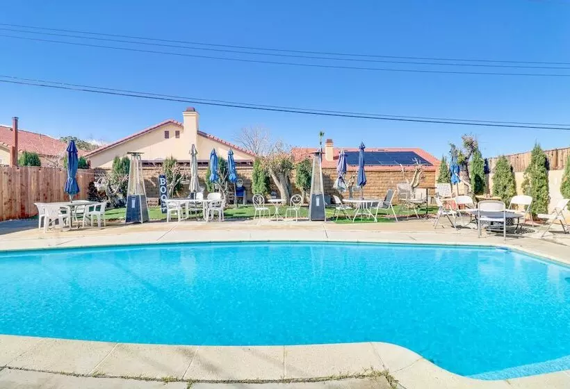 Palmdale Family Home W/ Private Pool & Backyard