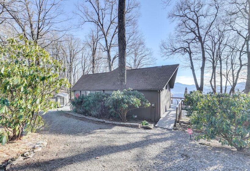 Pet Friendly Waynesville Cabin W/ Mountain Views!