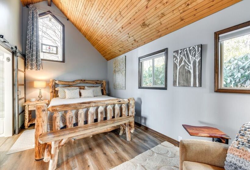 Pet Friendly Waynesville Cabin W/ Mountain Views!