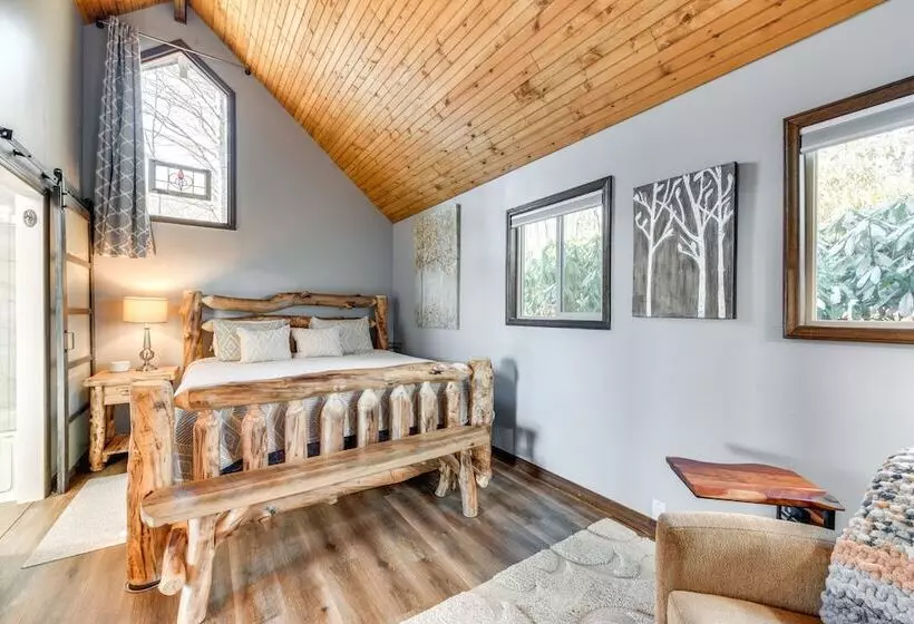 Pet Friendly Waynesville Cabin W/ Mountain Views!