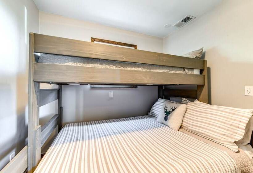 Pet Friendly Waynesville Cabin W/ Mountain Views!