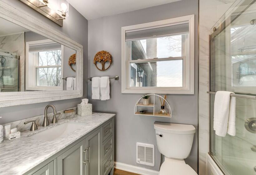 Pet Friendly Waynesville Cabin W/ Mountain Views!