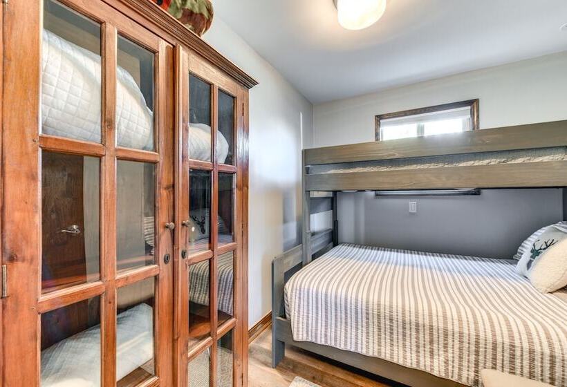 Pet Friendly Waynesville Cabin W/ Mountain Views!