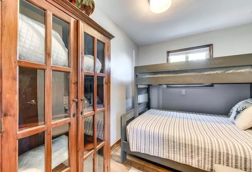 Pet Friendly Waynesville Cabin W/ Mountain Views!