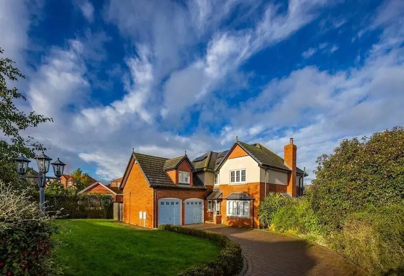 Residenssi 4 Luxurious Executive Villa