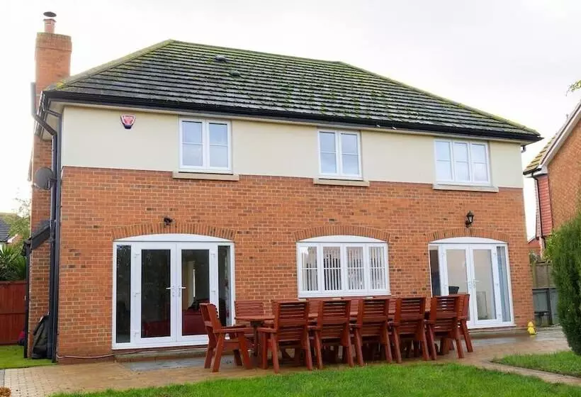 Residenssi 4 Luxurious Executive Villa