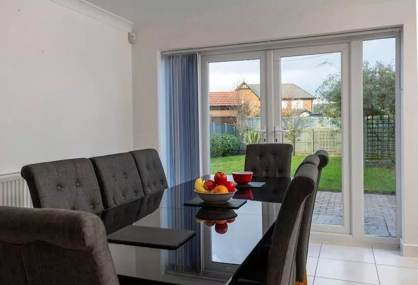 Residenssi 4 Luxurious Executive Villa