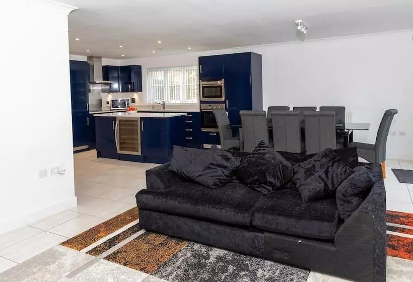 Residenssi 4 Luxurious Executive Villa