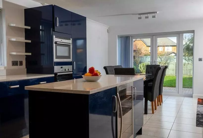 Residenssi 4 Luxurious Executive Villa