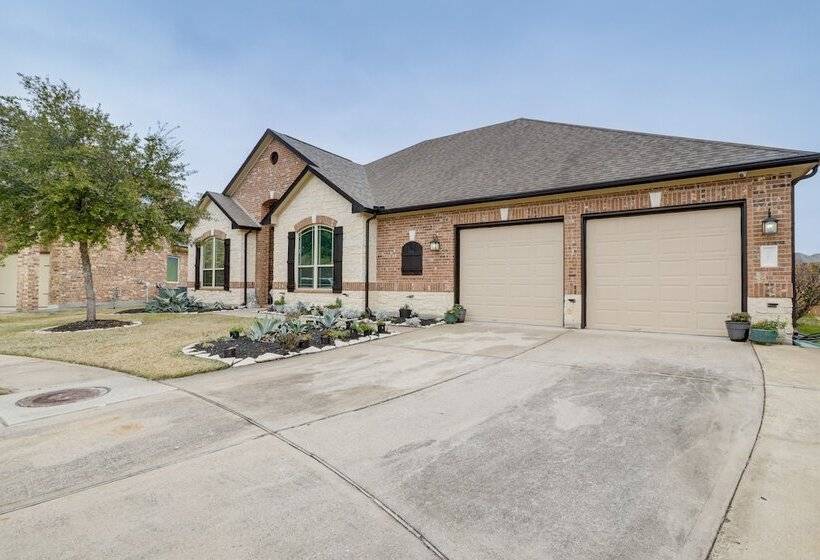 Spacious Spring Family Home W/ Full Kitchen & Pool