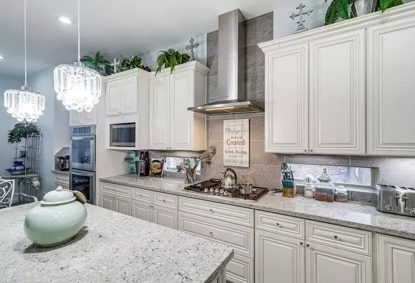 Spacious Spring Family Home W/ Full Kitchen & Pool