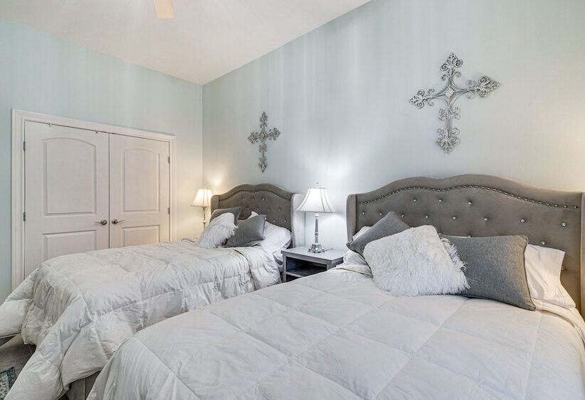 Spacious Spring Family Home W/ Full Kitchen & Pool