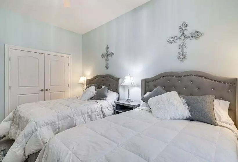Spacious Spring Family Home W/ Full Kitchen & Pool