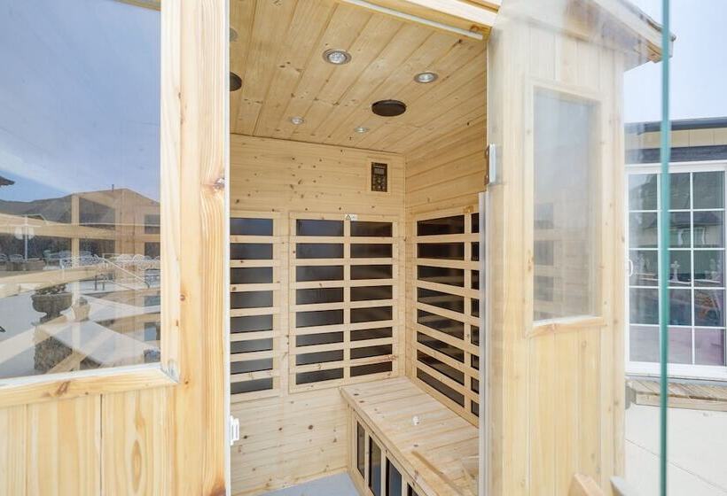 Spacious Spring Family Home W/ Full Kitchen & Pool