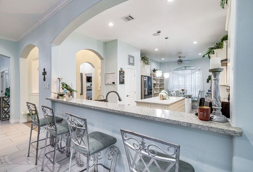 Spacious Spring Family Home W/ Full Kitchen & Pool
