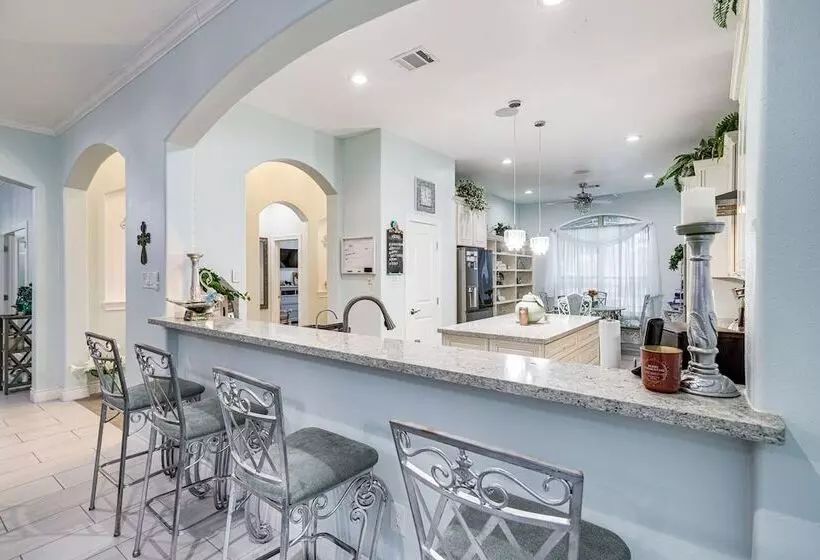 Spacious Spring Family Home W/ Full Kitchen & Pool