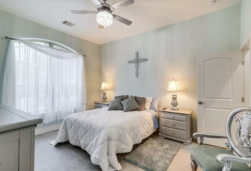 Spacious Spring Family Home W/ Full Kitchen & Pool