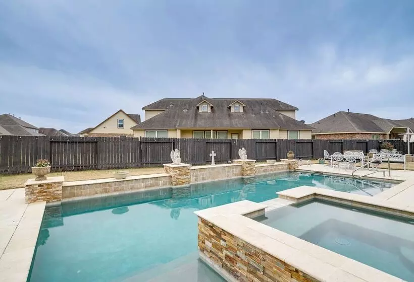 Spacious Spring Family Home W/ Full Kitchen & Pool