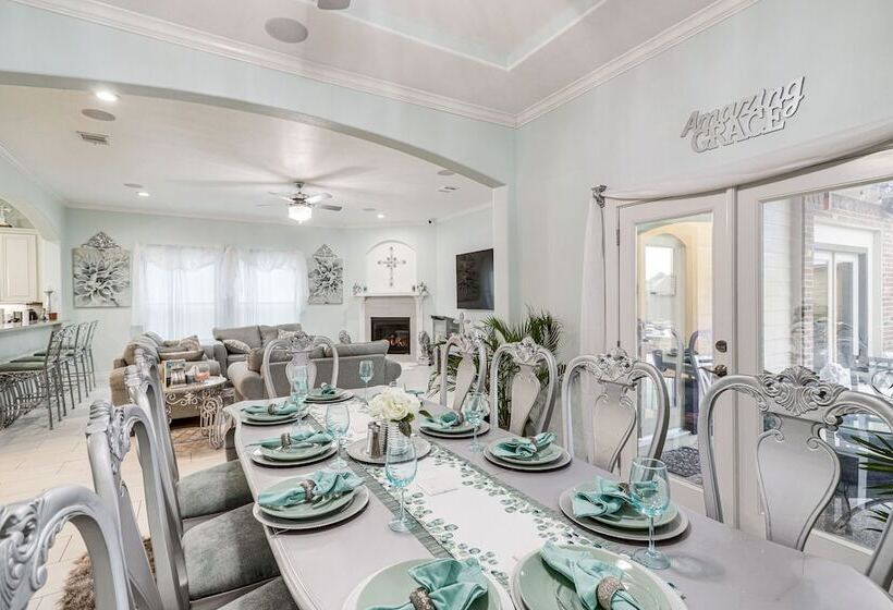 Spacious Spring Family Home W/ Full Kitchen & Pool