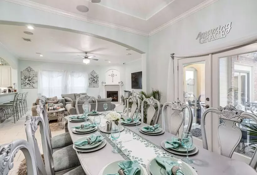 Spacious Spring Family Home W/ Full Kitchen & Pool